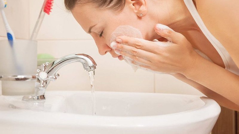 Rửa mặt đúng cách với sữa rửa mặt tạo bọt