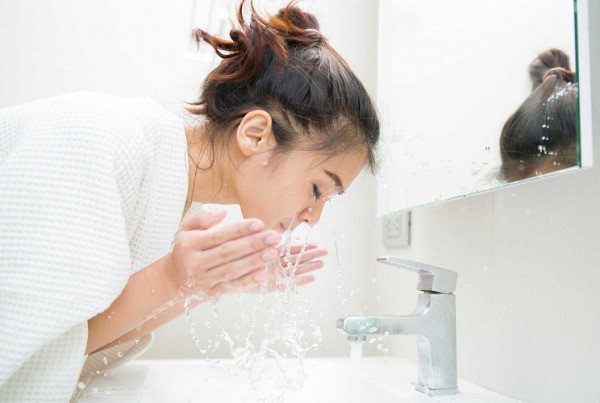 Rửa mặt sạch sau khi đắp mặt nạ ngũ hoa để loại bỏ cặn bẩn và se khít lỗ chân lông
