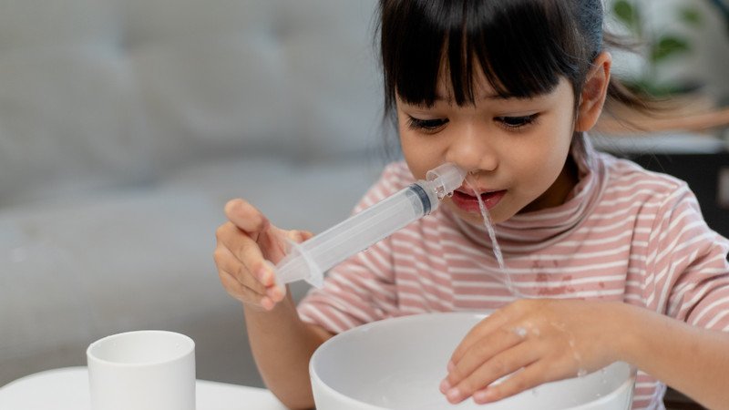 Rửa mũi bằng nước muối sinh lý giúp làm sạch đường hô hấp