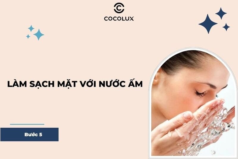 Rửa sạch mặt với nước ấm sau khi dùng sữa rửa mặt