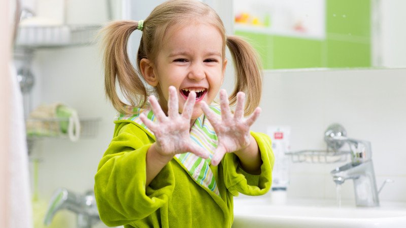 Rửa sạch toàn bộ bàn tay của trẻ