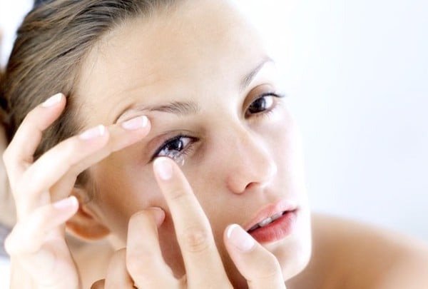 Rửa tay sạch trước khi đeo kính áp tròng để bảo vệ mắt