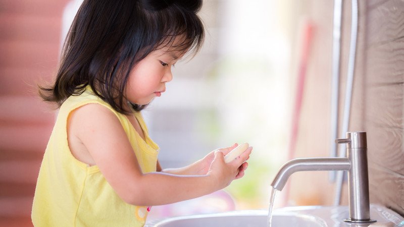 Rửa tay sạch trước khi rửa mặt là bước chuẩn bị quan trọng cho bé
