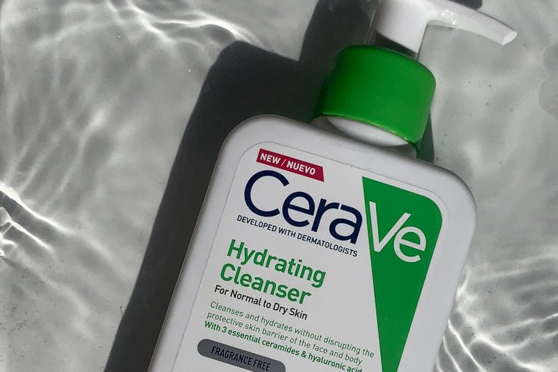 Sản phẩm Cerave Hydrating Cleanser được thiết kế riêng cho da khô và da nhạy cảm, giúp làm sạch dịu nhẹ, hạn chế tình trạng da bị nổi mụn do thiếu ẩm.