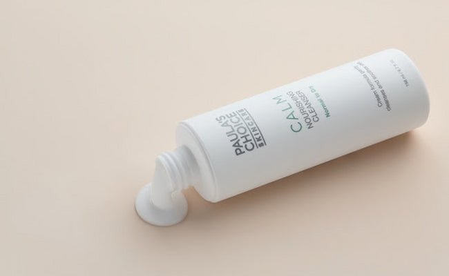 Sản phẩm sữa rửa mặt Calm Nourishing Cleanser Normal to Dry, lý tưởng cho việc cấp ẩm và làm dịu làn da hỗn hợp thiên khô.
