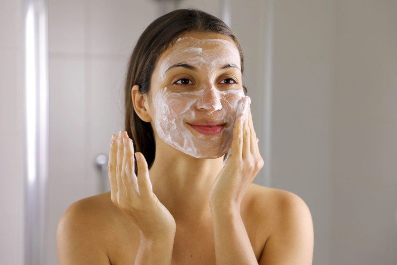 Sau bước tẩy trang, bạn nên dùng sữa rửa mặt dịu nhẹ, phù hợp với loại da để làm sạch sâu hơn