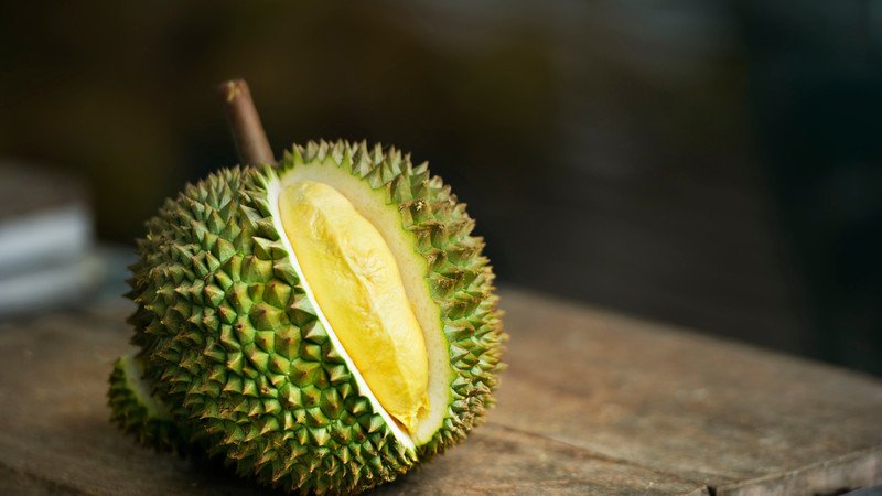 Sầu riêng vàng ươm nhưng người bị cúm nên tránh vì tính nóng của nó