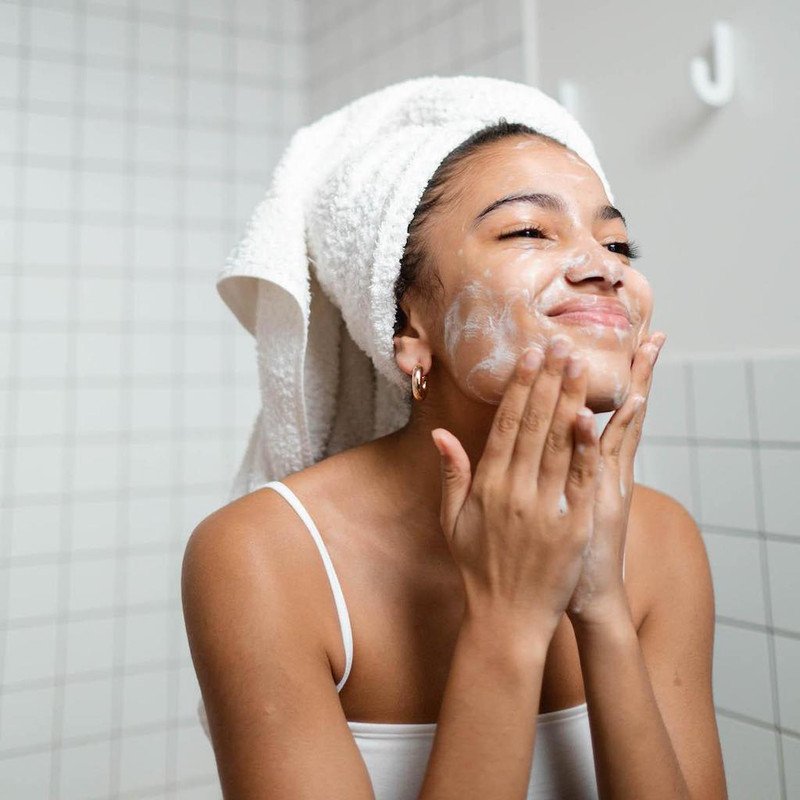 So sánh chi tiết công dụng của sữa rửa mặt SVR và La Roche Posay