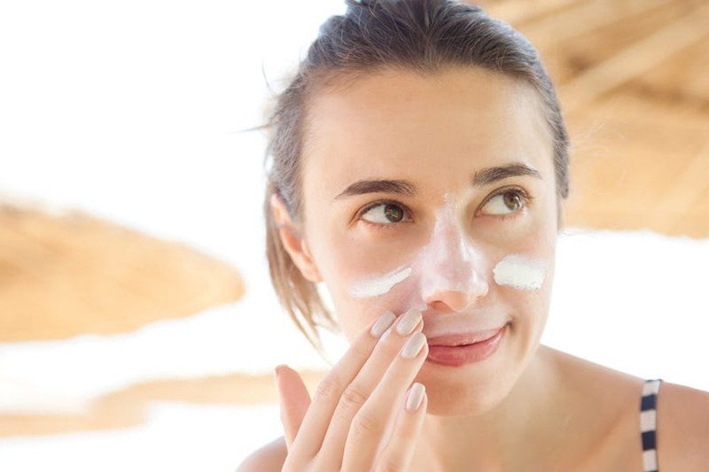 Sử dụng kem chống nắng là bước nhất định phải thực hiện mỗi ngày
