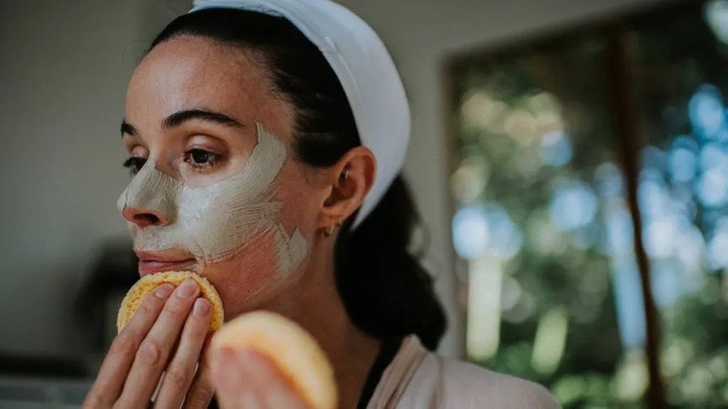 Sử dụng mặt nạ đất sét giúp làm sạch bã nhờn hiệu quả