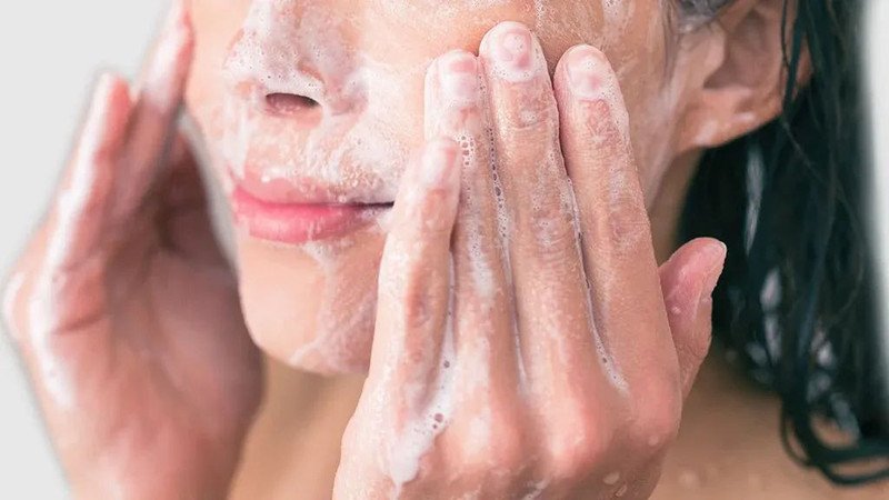 Sử dụng sữa rửa mặt có độ pH cân bằng cho làn da khỏe mạnh