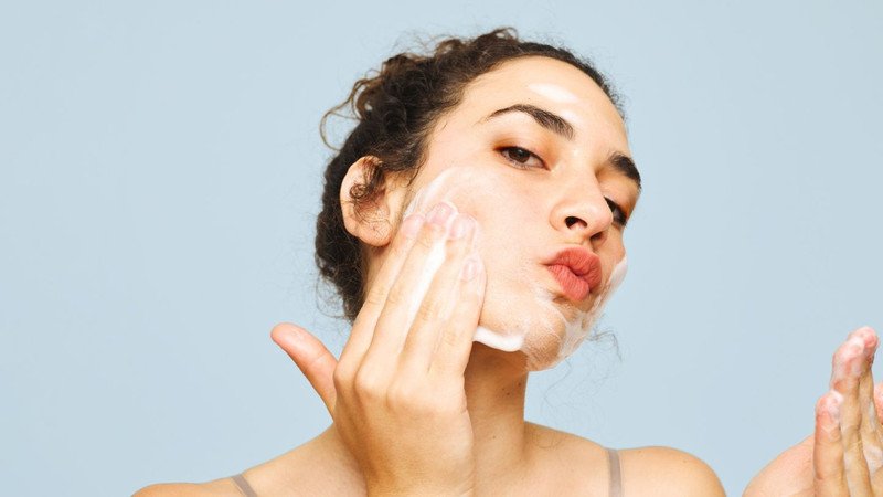 Sử dụng sữa rửa mặt để làm sạch da mặt sau khi tẩy trang, cho làn da thông thoáng