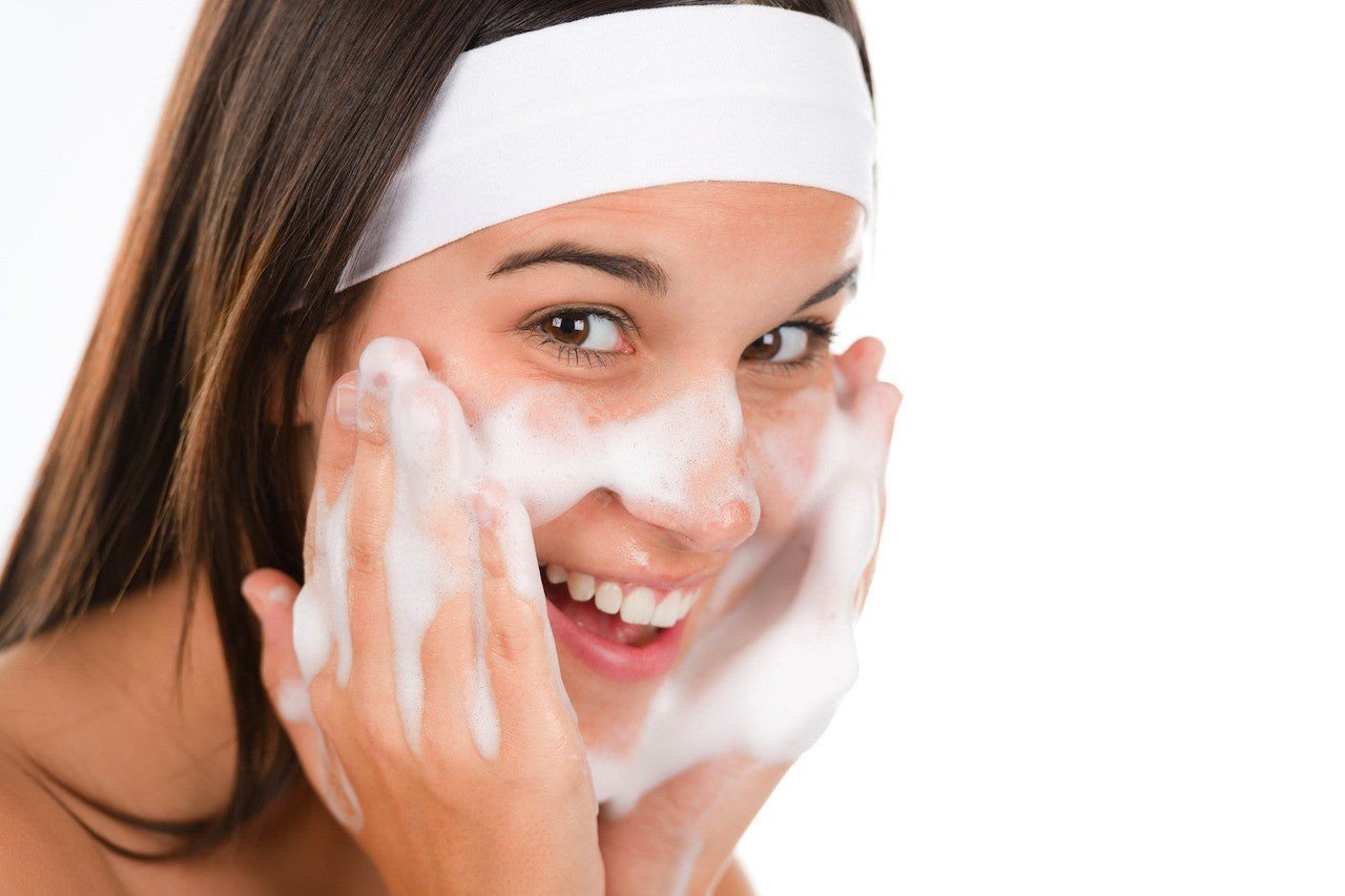 Sử dụng sữa rửa mặt dịu nhẹ kết hợp sản phẩm chứa salicylic acid và benzoyl peroxide để chăm sóc da mụn hiệu quả.