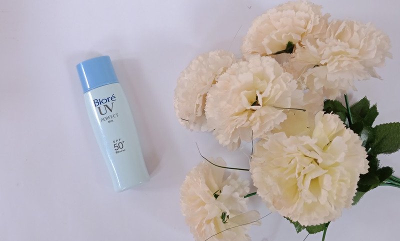 Sữa chống nắng Biore Perfect Milk với công thức chống thấm nước và kiềm dầu, phù hợp mọi loại da.
