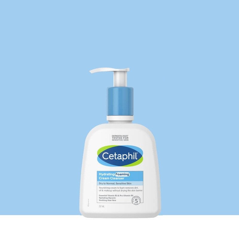 Sữa rửa mặt Cetaphil Hydrating Foaming Cream Cleanser tạo bọt mịn nhẹ nhàng cho da nhạy cảm.