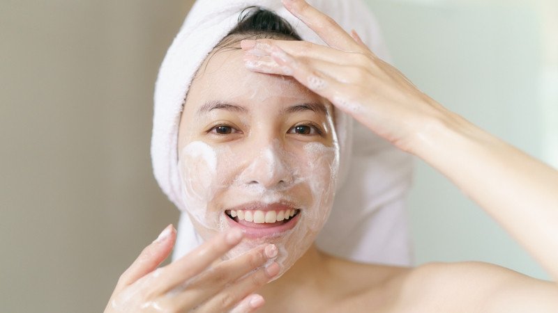 Sữa rửa mặt cho da khô có độ pH chuẩn giúp cân bằng da