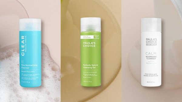 Sữa rửa mặt dạng gel trong suốt trên lòng bàn tay, thể hiện kết cấu mỏng nhẹ, tươi mát lý tưởng cho mùa hè.