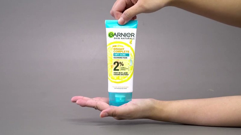 Sữa rửa mặt Garnier Bright Complete Anti-Acne Cleansing Foam giúp làm sáng da và giảm thâm mụn cho phái mạnh