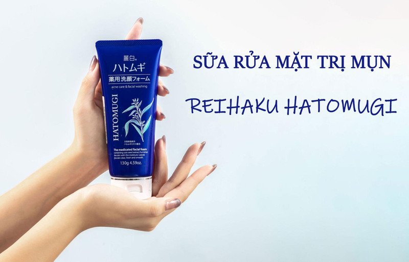 Sữa rửa mặt Hatomugi màu xanh với thiết kế bao bì đặc trưng