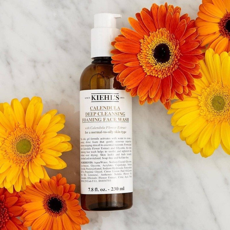 Sữa rửa mặt hoa cúc Kiehl's 230ml chai lớn trên nền trắng.