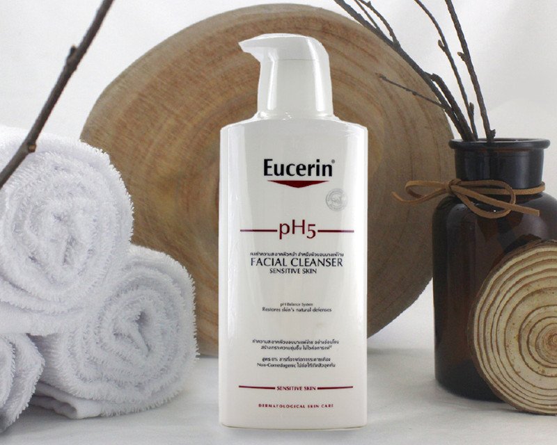Sữa rửa mặt lành tính Eucerin pH 5.5 giúp da cân bằng và ẩm mịn