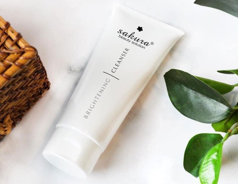 Sữa rửa mặt Sakura Whitening Facial Cleanser dưỡng trắng da hiệu quả