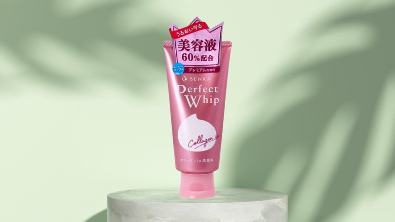 Sữa rửa mặt Senka Perfect Whip Collagen In màu hồng cho da khô và lão hóa, bổ sung collagen