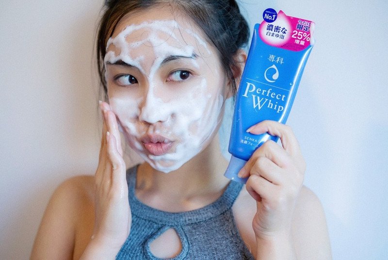 Sữa rửa mặt Senka Perfect Whip U màu xanh làm sạch sâu, phù hợp da dầu hỗn hợp