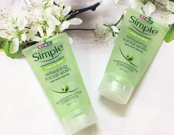 Sữa rửa mặt Simple Refreshing giúp làm sạch và làm sáng da nhạy cảm