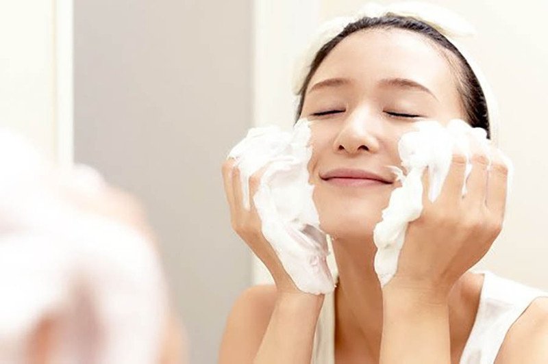 Tầm quan trọng của việc làm sạch da mặt bằng sữa rửa mặt tạo bọt