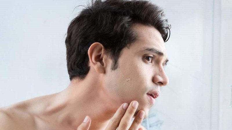 Tẩy tế bào da chết định kỳ giúp se khít lỗ chân lông cho nam