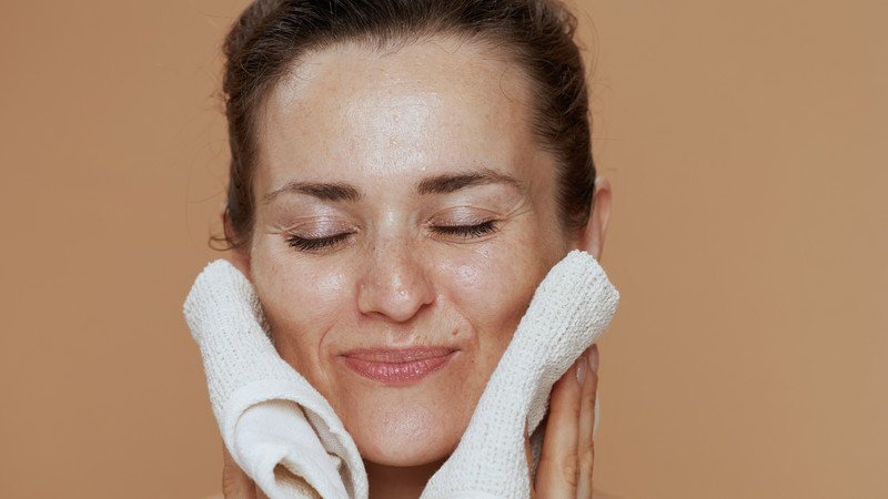 Thấm khô mặt nhẹ nhàng bằng khăn sạch