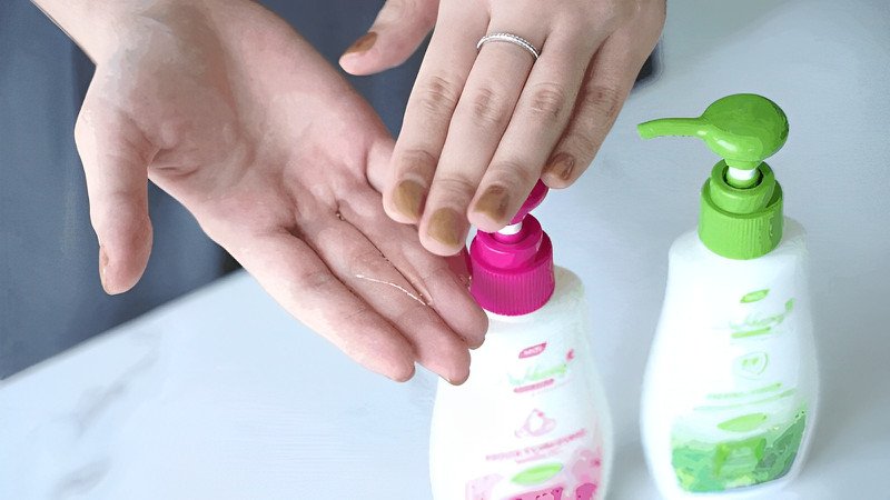 Thiết kế bao bì dung dịch vệ sinh Dạ Hương với nắp bật và đầu pump tiện lợi