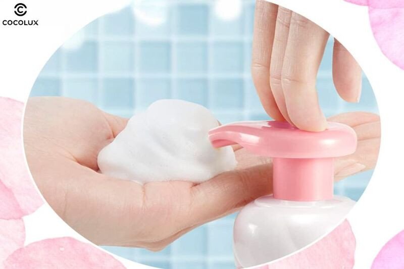 Thiết kế vòi pump tiện lợi của sữa rửa mặt Bioré Marshmallow tạo bọt