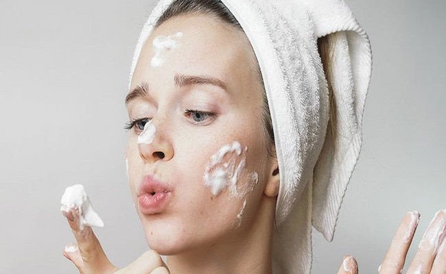 Thoa đều bọt sữa rửa mặt lên da theo chuyển động tròn