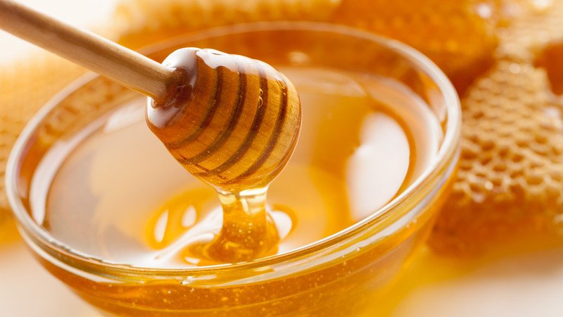 Thoa mật ong lên vết thương để làm dịu và kháng khuẩn khi bị ong đốt
