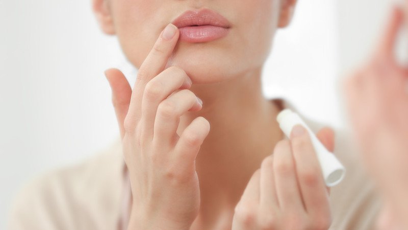 Thuốc bôi đặc trị giúp làm dịu và phục hồi da tổn thương do giời leo ở miệng