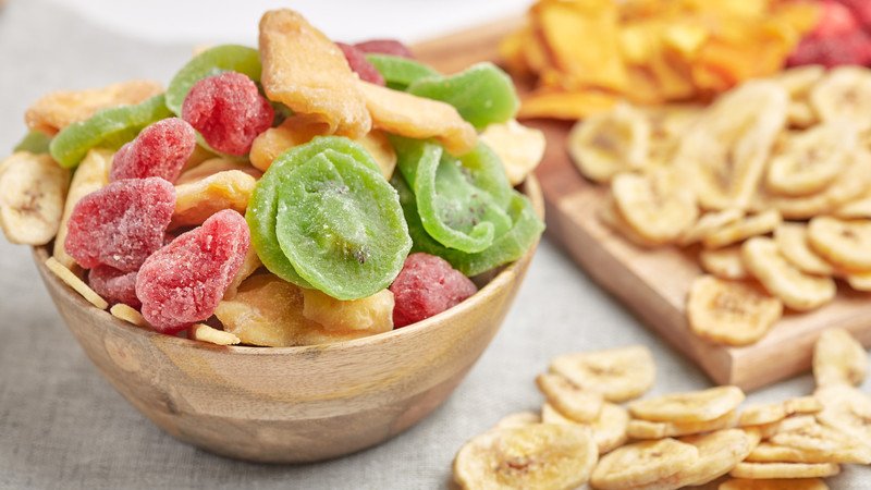 Trái cây đóng hộp và trái cây sấy khô chứa nhiều đường và chất bảo quản không tốt cho bà bầu