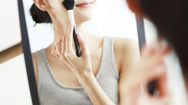 Tránh trang điểm đậm khi đang điều trị mụn đầu đen trên da