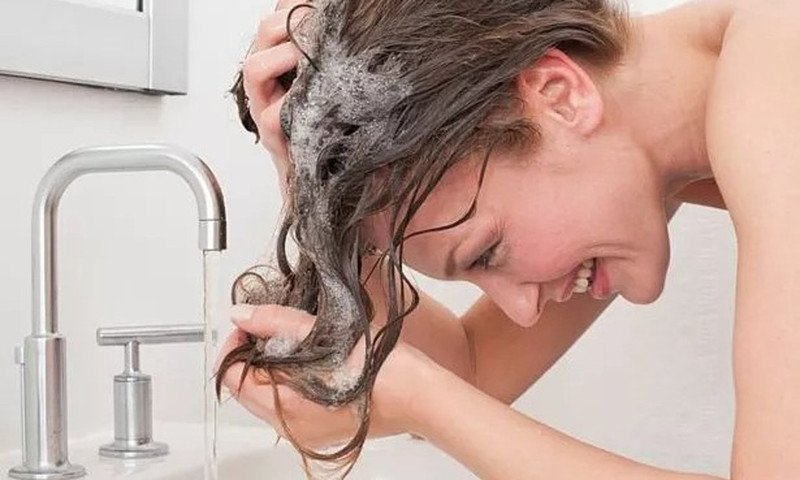 tư thế cúi đầu gội giúp giảm rụng tóc