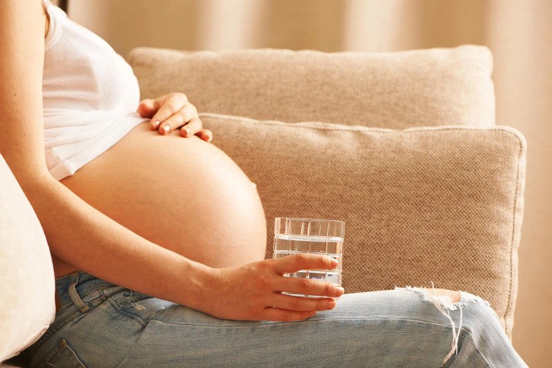 Uống đủ nước mỗi ngày giúp làn da khỏe đẹp cho mẹ bầu