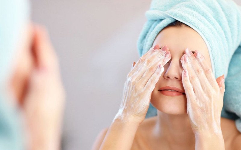 Vệ sinh da mặt kỹ lưỡng trước khi đắp mặt nạ diếp cá