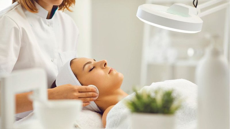 Vệ sinh da mặt sạch sẽ với sữa rửa mặt dịu nhẹ là bước quan trọng sau khi nặn mụn