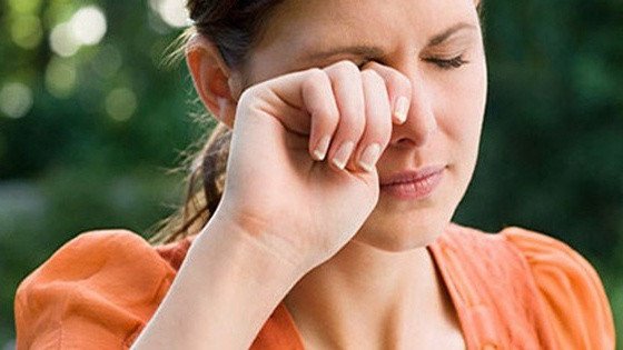 Vệ sinh mắt tại nhà khi bị hóa chất bắn vào mắt đúng cách