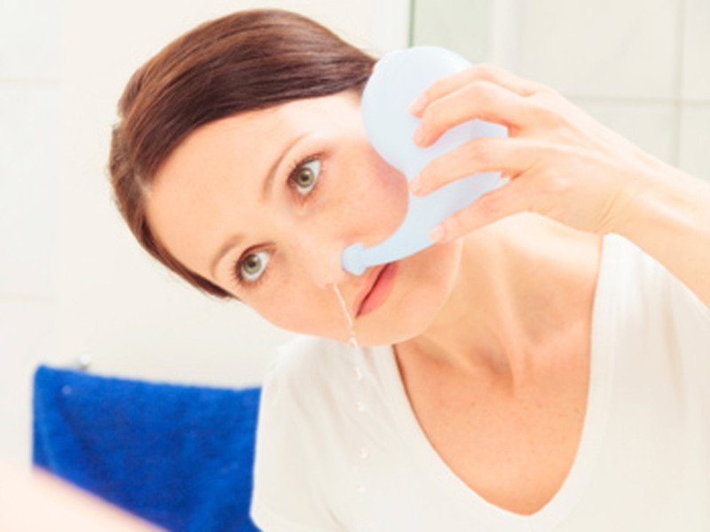 Vệ sinh mũi đúng cách giúp hồi phục nhanh sau nâng mũi