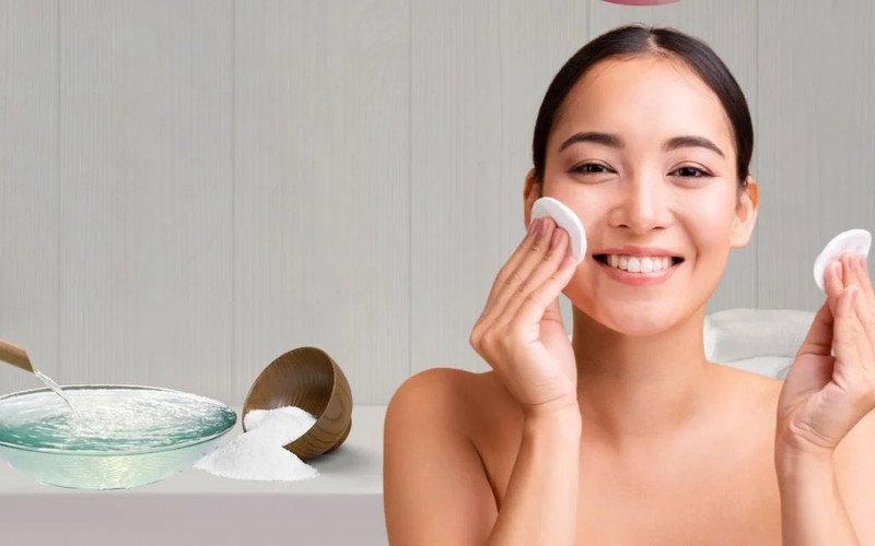 Vệ sinh nhẹ nhàng bằng nước muối sinh lý sau nặn mụn