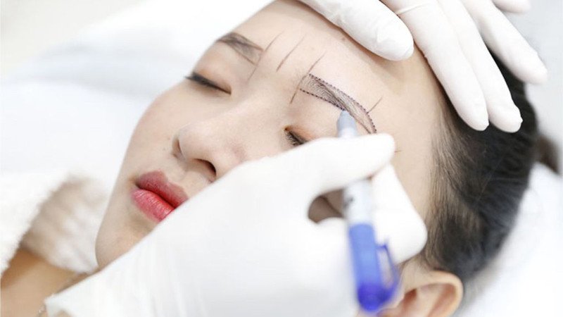 Xăm lông mày bao lâu thì được rửa mặt an toàn và lên màu chuẩn