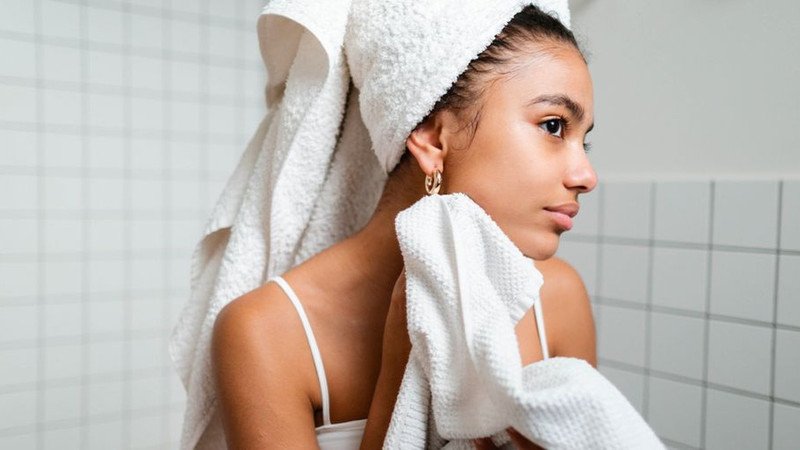 Xông hơi mặt giúp loại bỏ bã nhờn và bụi bẩn sâu trong lỗ chân lông