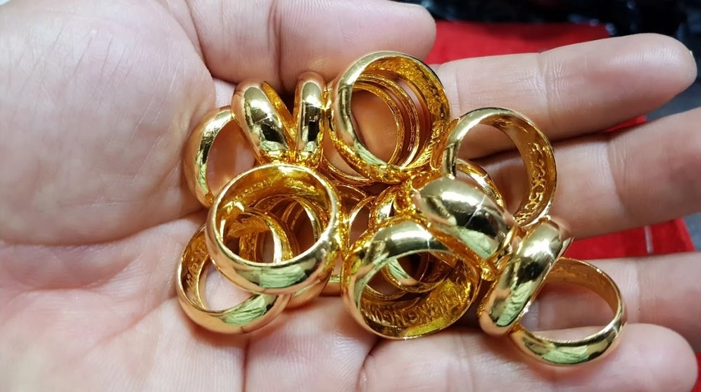Vàng Nhẫn Trơn: Lựa Chọn Sang Trọng và Tinh Tế Cho Mọi Phong Cách Cận cảnh chiếc nhẫn vàng trơn sáng bóng