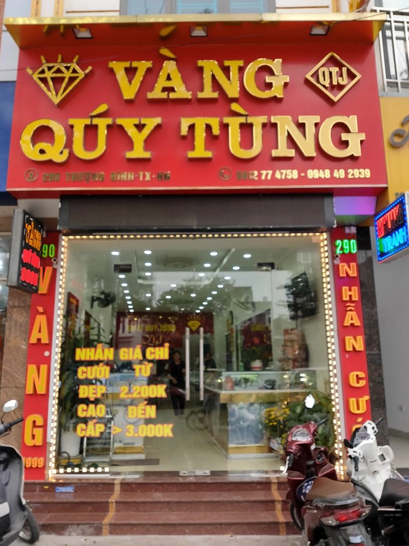 Không gian mua sắm tại tiệm vàng Quý Tùng Thái Nguyên